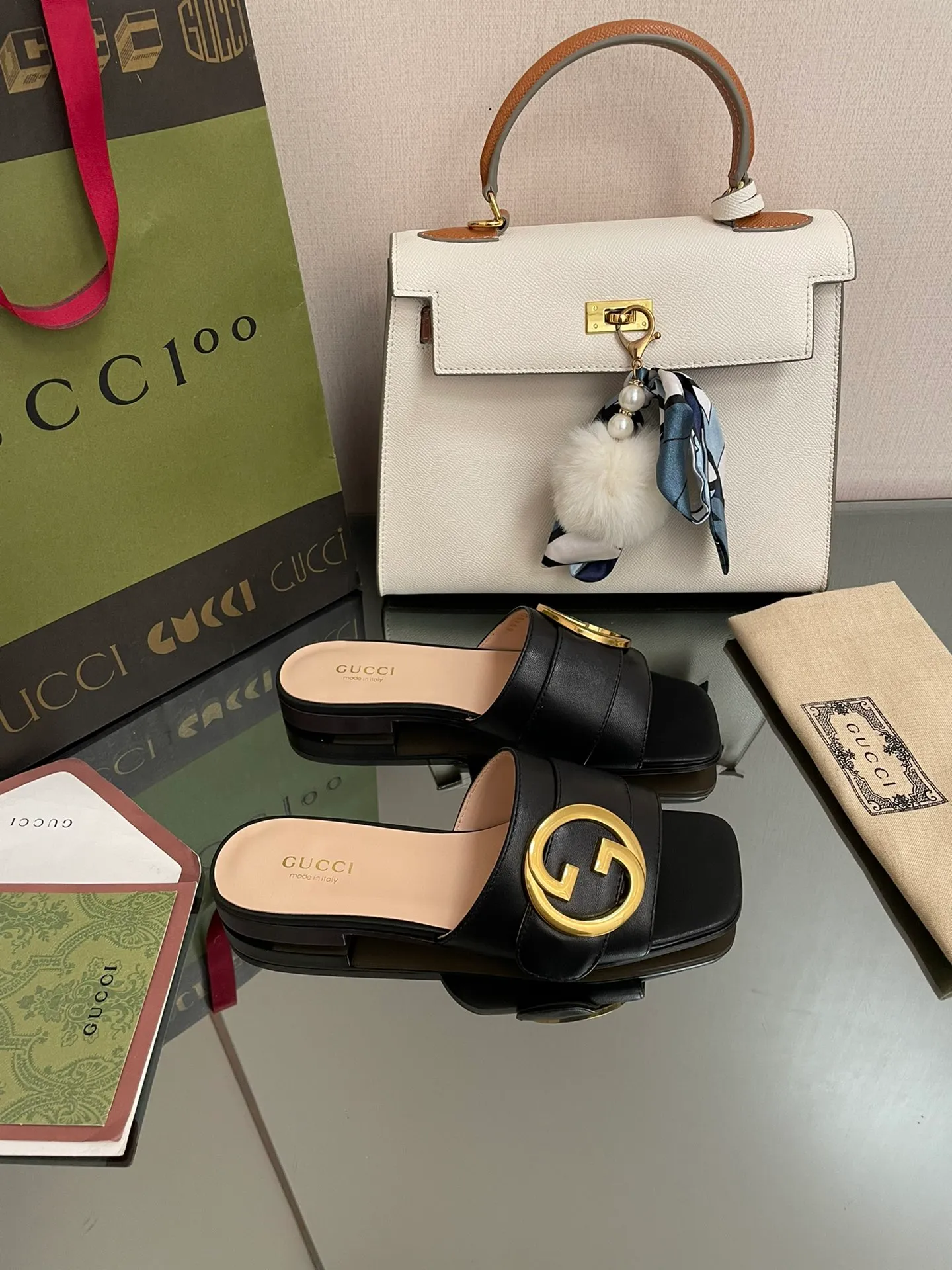 👟👟Ex-factory price 440👟👟 GuCCl high-end boutique 2024 round interlocking double GG new sandals, original and original quality! Every detail has been carefully crafted and can be compared with ZG, the quality is the same!  Fabric: Original customized waxed leather Hardware: Dongguan Dachang mold-opening hardware round interlocking double G buckle Lining/foot pads: High-end custom sheepskin lining Heel height: 1.0CM Outsole: Italian genuine leather sole Size: 35-41 (40 41 customized, non-returnable) Original high-end packaging!  The GucCi Blondie series made its debut in Los Angeles during the "Gucci March of Love" series of fashion shows, showing its outstanding charm on the star-studded Hollywood Walk of Fame. The new series echoes the style shown in the recent series, blending retro aesthetics and modern fashion to integrate different eras! The monogram pattern of the brand founder comes from the archive design of the 1970s, vividly interpreting this mid-heeled shoe💋👏 ●Circular interlocking Double G details. Flat heel ●1.0 cm heel height ●Italian creation Green full set of high-end original packaging